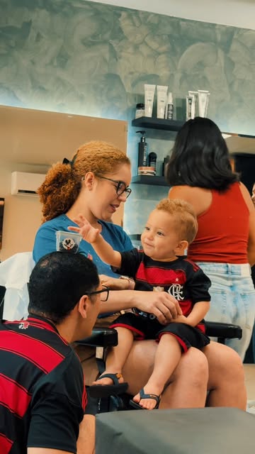Família sendo atendida no Studio 31 Barbearia